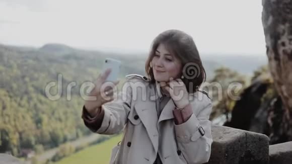 幸福的年轻女孩在山顶上拍照的肖像巴斯蒂萨克森瑞士国家公园视频的预览图
