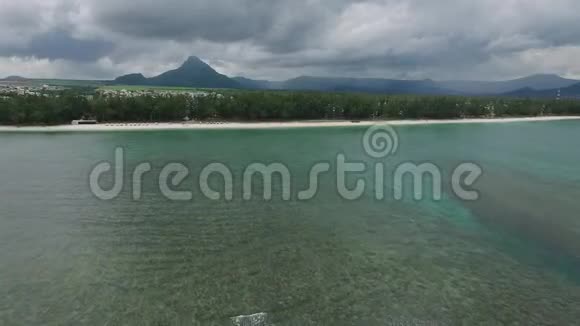 印度洋和毛里求斯岛的FlicenFlac海滩印度洋海岸线背景沙滩视频的预览图