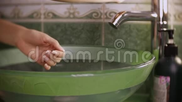 在浴室里用肥皂洗手的女孩流行冠状病毒视频的预览图