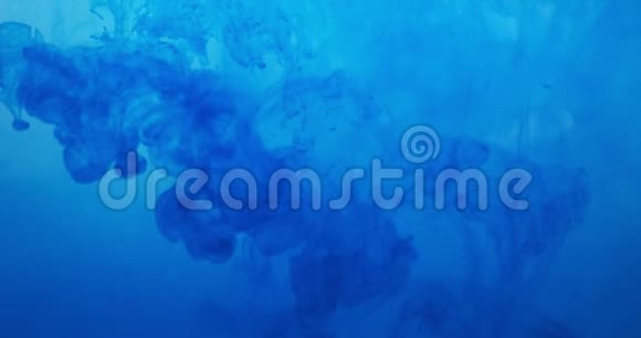 蓝色油漆墨水滴在白色背景的水中英气云在水下流动孤立的多云烟雾视频的预览图