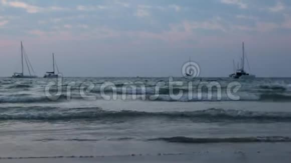 晚潮一个人在巨浪中游泳视频的预览图