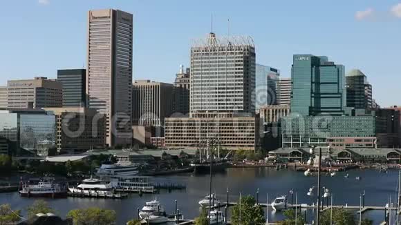 巴尔的摩内港鸟瞰图背景城市景观船渡轮和游艇在前景马里兰视频的预览图