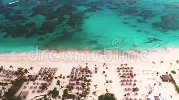 加勒比海热带海滩的空中景观在巴瓦罗度假区旅游度假多米尼加共和国蓬塔卡纳视频的预览图