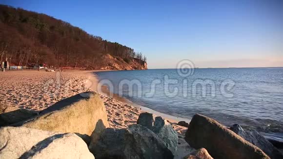平静的波罗的海上空美丽的日出视频的预览图