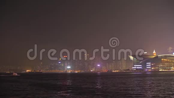 大城市的海港夜景有一艘移动船视频的预览图
