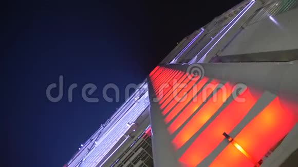 照明摩天大楼的旋转视野夜间4k视频的预览图