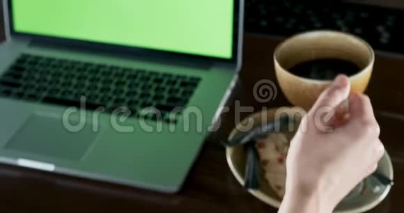 关心的女人喝咖啡在笔记本电脑上工作看着办公室里思考解决问题严重视频的预览图