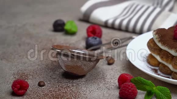经典提拉米苏甜点与覆盆子在灰色混凝土背景下的比例视频的预览图