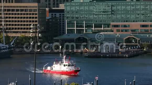 巴尔的摩消防局船只和鸟瞰巴尔的摩内港背景游艇渡轮和豪华城市景观视频的预览图