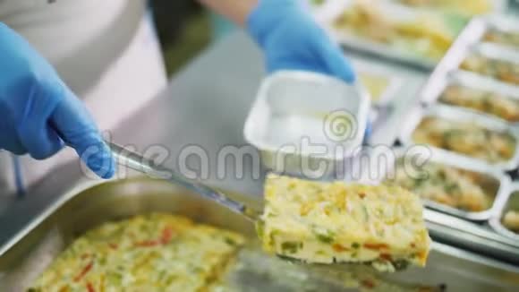 女人在食堂的特写镜头里把烤好的布丁放进容器里视频的预览图