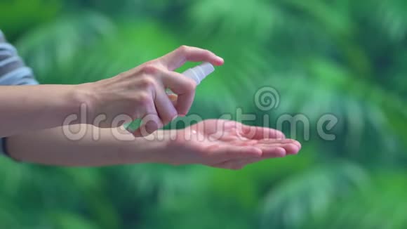用消毒机清洁细菌和病毒的女性的双手视频的预览图