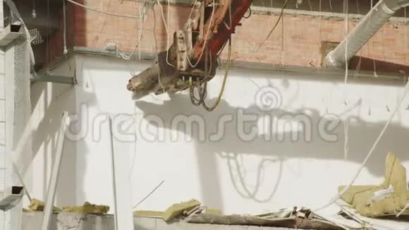 挖掘机配合切割机破坏旧曲棍球体育场围墙视频的预览图