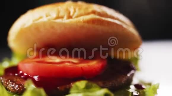 新鲜的面包掉在桌上的汉堡包上做极端的特写视频的预览图