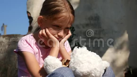 被遗弃在废墟中的悲伤的孩子不快乐的流浪女孩沮丧的可怜的孩子无家可归的人视频的预览图