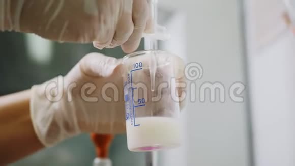 实验室助理将试剂加入实验室测试牛奶视频的预览图