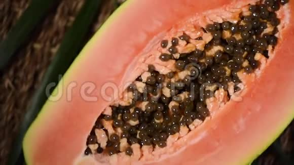 成熟木瓜旋转背景上景异果热带棕榈枝素和生食概念切割视频的预览图
