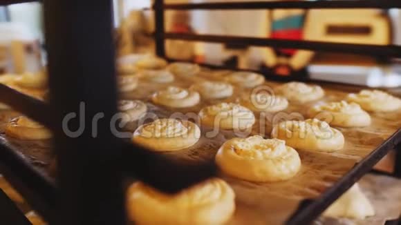 面包店车间金属架上有甜奶酪生馅饼视频的预览图