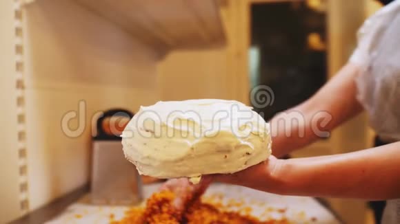 女人在面包店的特写镜头中倾吐美味的蛋糕视频的预览图
