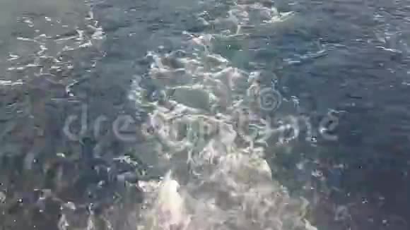 船尾和波浪从渡船后面看到超慢的运动视频的预览图