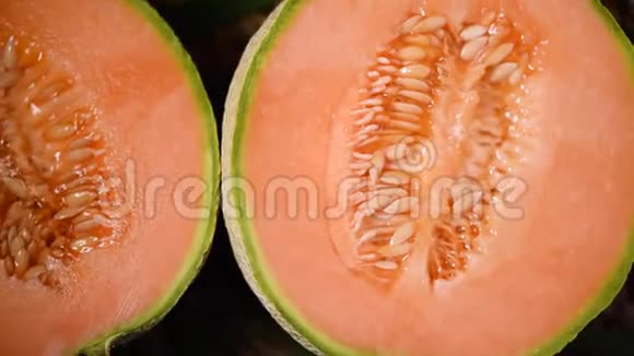 旋转背景上的橘子瓜上景异果热带棕榈枝素食和生食概念视频的预览图