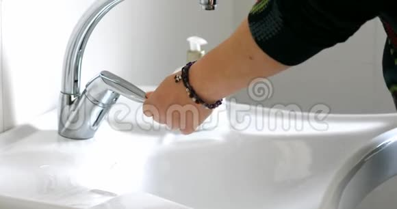 女人用手擦防止电晕病毒感染视频的预览图