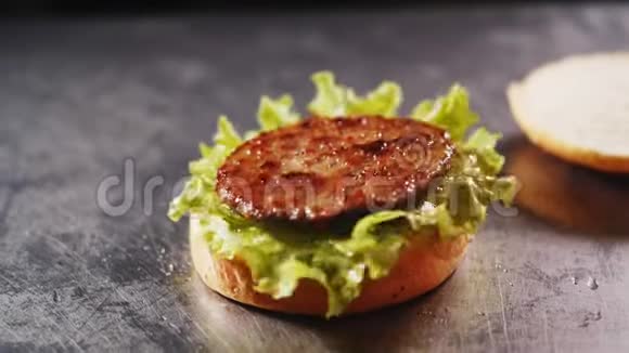 多汁的肉片落在面包上生菜放在金属桌上视频的预览图