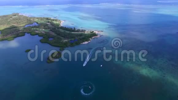 毛里求斯私人拥有的岛屿背景景观与印度洋视频的预览图
