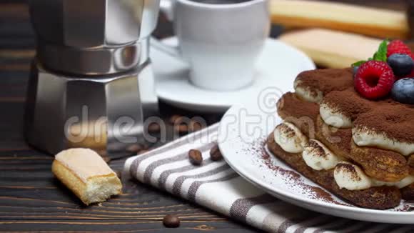 提拉米苏甜点和覆盆子蓝莓咖啡杯和木制咖啡机视频的预览图