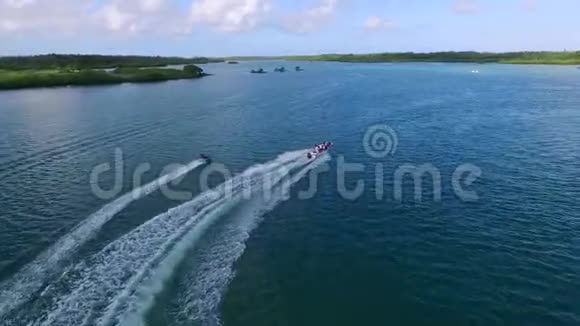 毛里求斯的塞尔夫岛以船为背景的景观和印度洋吸引人们视频的预览图