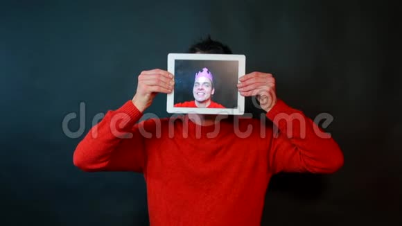 一个半机人手中拿着一块平板电脑在他面前视频的预览图