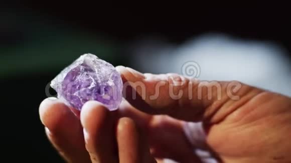 一颗紫色的水晶视频的预览图