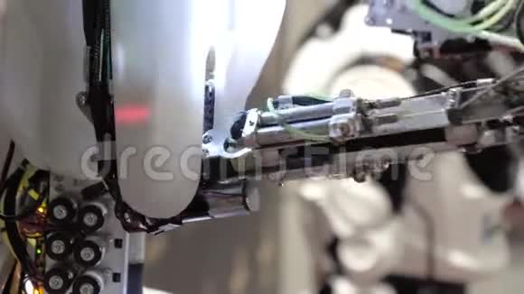 未来的机器人半机器人手臂在行动视频的预览图