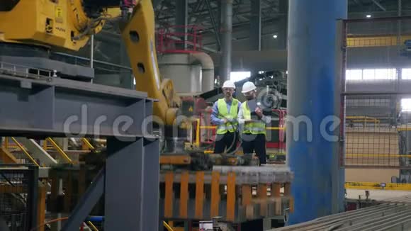 现代工业机械臂由工程师控制视频的预览图