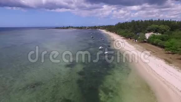毛里求斯岛和阿尔比昂海滩游艇和背景中的人沙滩及清水视频的预览图