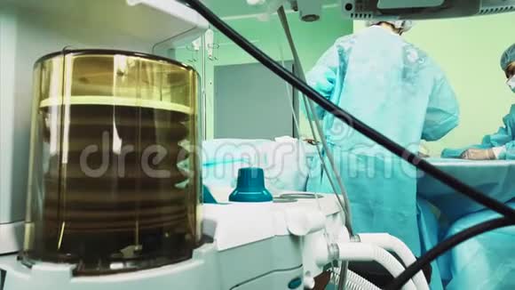 专业外科医生在诊所对鼻子进行困难的手术前景中的肺动机视频的预览图