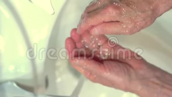 保护身体免受细菌和病毒的概念一只手用肥皂和肥皂视频的预览图