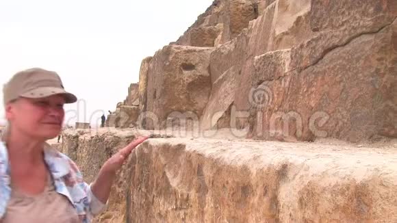 女人摸了摸Cheops金字塔的石块视频的预览图