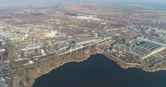 湖边大型植物大自然美丽工业建筑俯视图金属制品厂俯视图视频的预览图