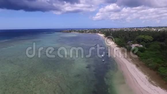 毛里求斯岛和阿尔比昂海滩海岸线在背景和人们正在玩印度洋视频的预览图