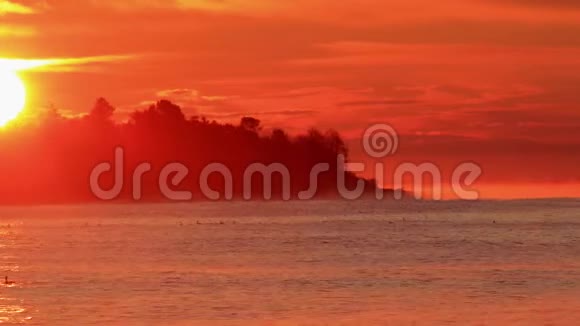 红光自然海上日出沙滩景观树木中视频的预览图