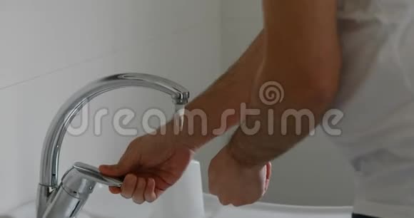 男人用手水以免感染病毒视频的预览图