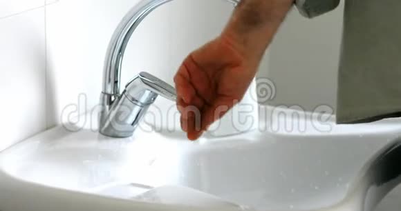 男人用手水以免感染病毒视频的预览图