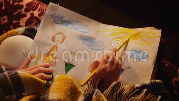 小女孩在家用铅笔画家庭的图画视频的预览图
