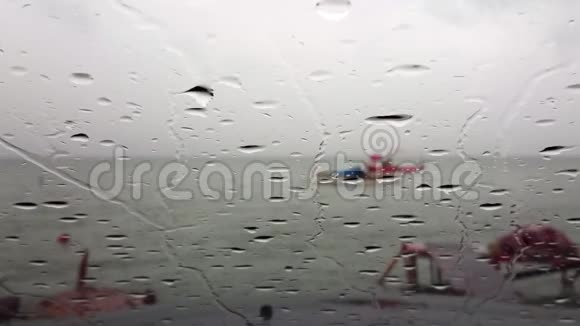 雨滴落在车窗上在雨天迎着海浪视频的预览图