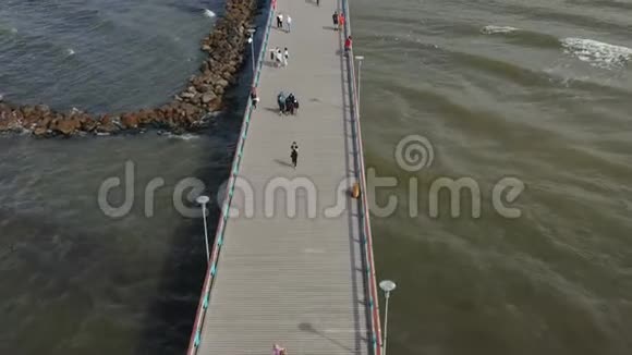 帕兰加立陶宛2019年7月在帕兰加桥上行走的人的空中全景视频的预览图