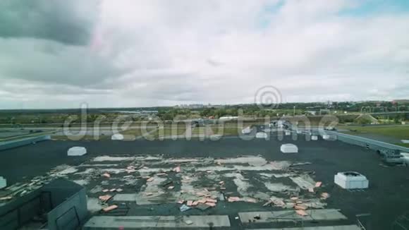 旧的被毁竞技场建筑屋顶上的空中运动视频的预览图