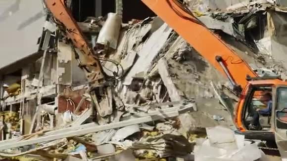现代红机将旧运动场的废墟拆开视频的预览图