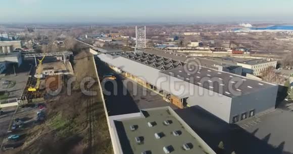 现代工业建筑外立面鸟瞰灰色工业建筑俯视视频的预览图