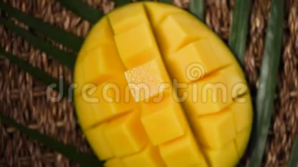 在旋转背景上切割芒果上景异果热带棕榈枝素食和生食概念视频的预览图