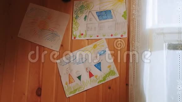 有趣的儿童画钉在房间的木墙上视频的预览图